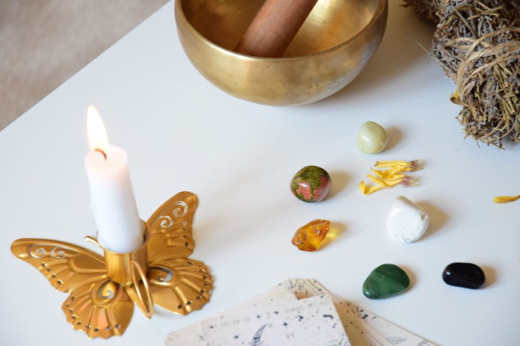 ritual profesional de amarre de amor con velas, cristales y símbolos energéticos para restaurar vínculos afectivos