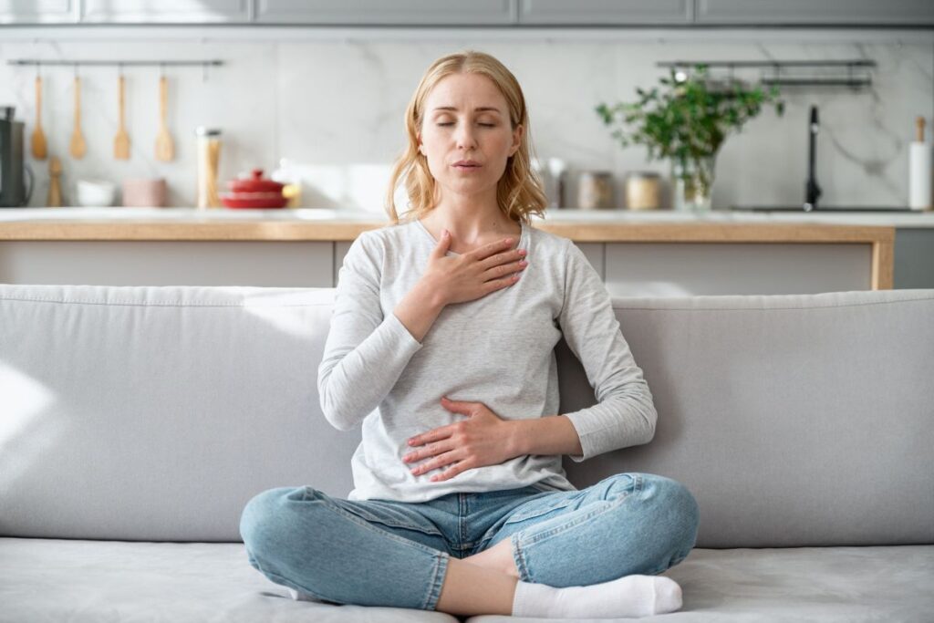 Persona meditando con energía luminosa alrededor, simbolizando la preparación energética antes de un amarre de amor.