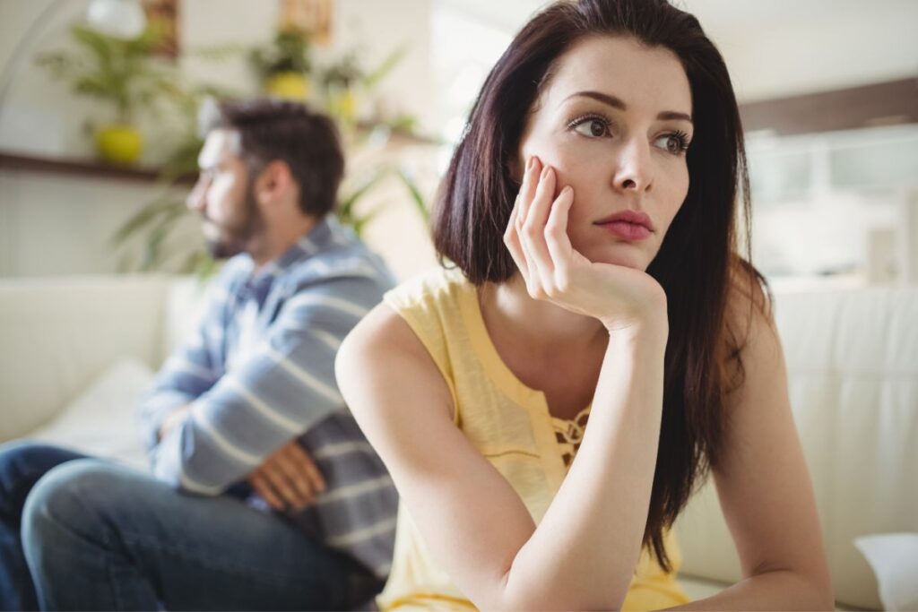 Pareja distante con energía bloqueada simbolizando problemas emocionales en la relación