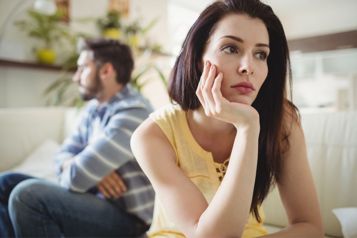 Pareja distante con energía bloqueada simbolizando problemas emocionales en la relación