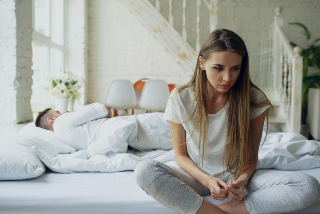 Pareja en conflicto representando una crisis emocional y energética en la relación