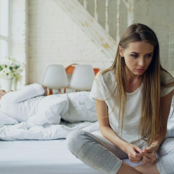 Pareja en conflicto representando una crisis emocional y energética en la relación