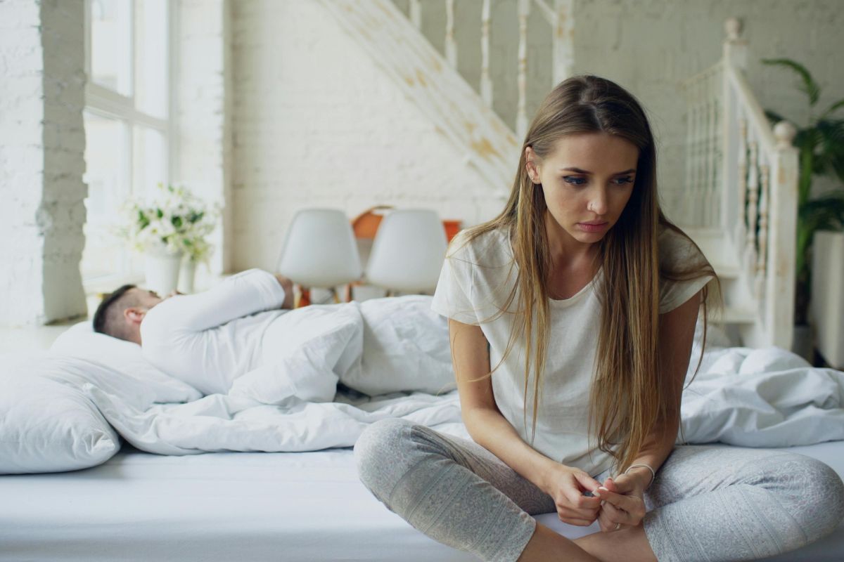 Pareja en conflicto representando una crisis emocional y energética en la relación