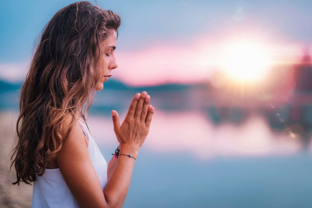 Persona en armonía conectando a nivel emocional y energético bajo una luz espiritual suave.