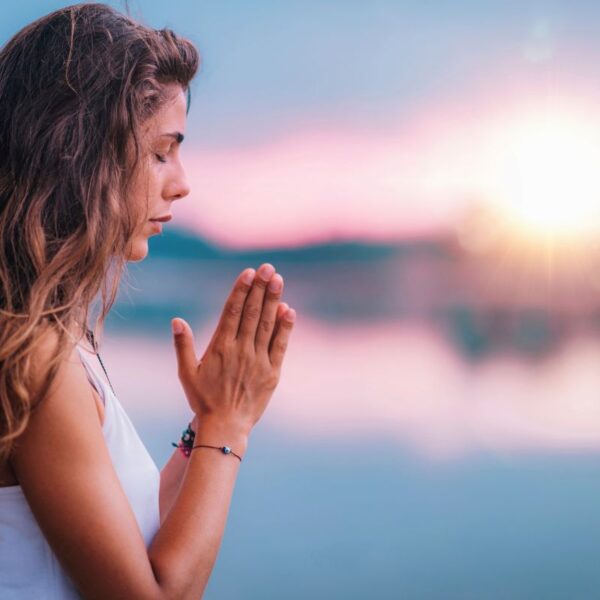 Persona en armonía conectando a nivel emocional y energético bajo una luz espiritual suave.