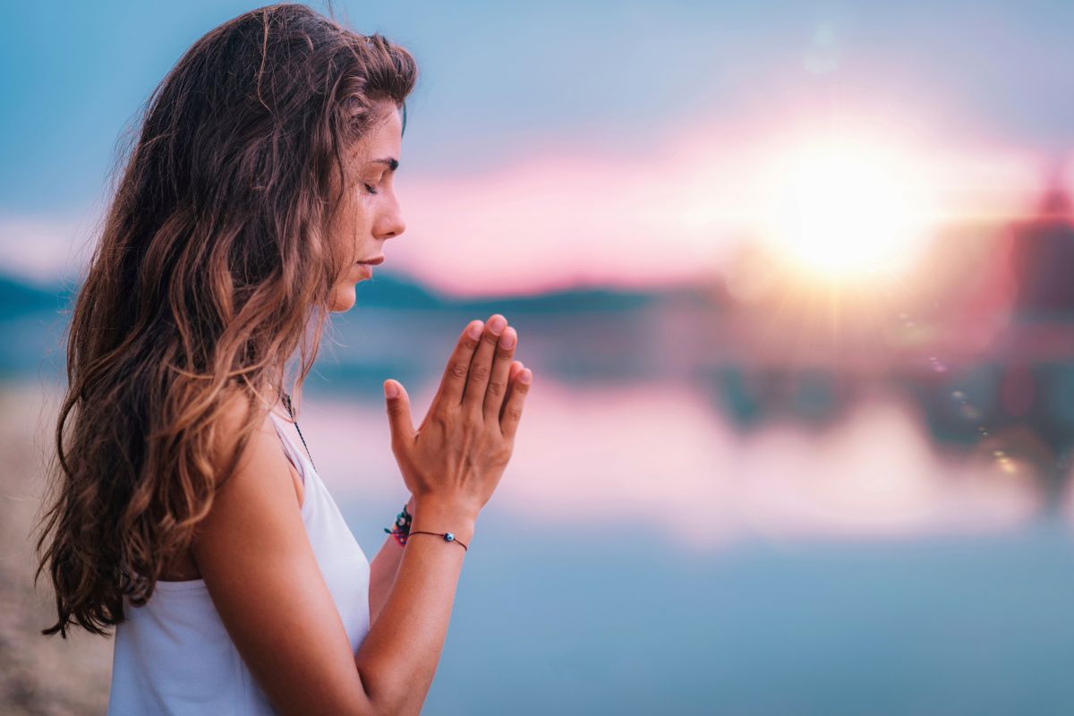 Persona en armonía conectando a nivel emocional y energético bajo una luz espiritual suave.