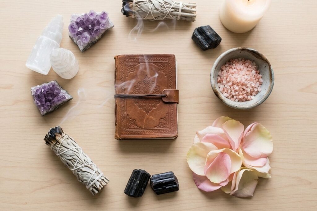 Elementos para armonizar la energía espiritual con cristales, salvia y velas antes de un ritual. 