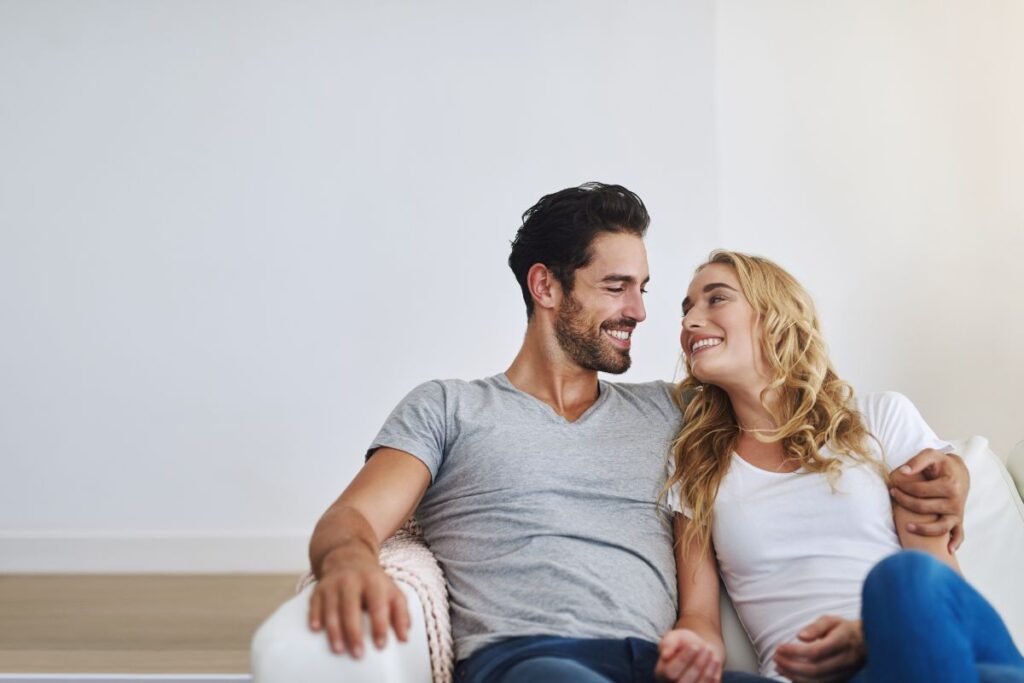 Pareja tomándose de la mano como símbolo de reconexión emocional y renovación del vínculo 