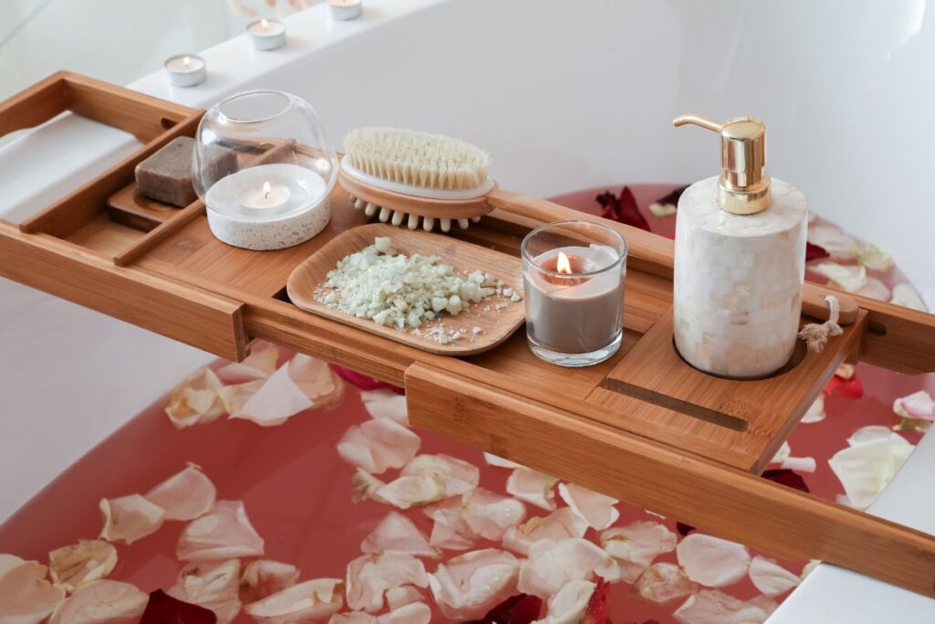 Baño preparado con pétalos de rosa y sal marina como ritual energético para elevar la frecuencia vibracional 